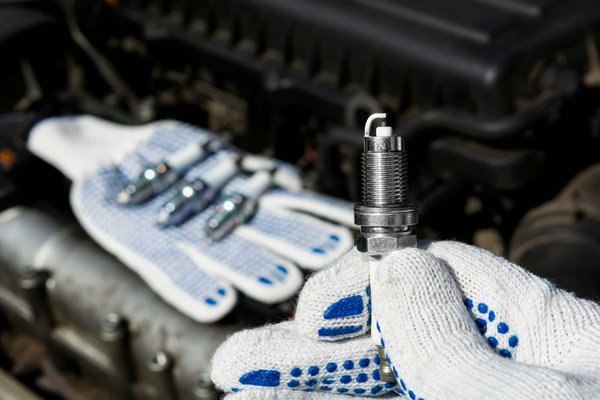 How to Choose the Right Spark Plugs for a Mitsubishi Outlander PHEV for Optimal Performance?
